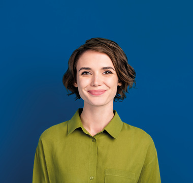 Frau mit grüner Bluse lächelt